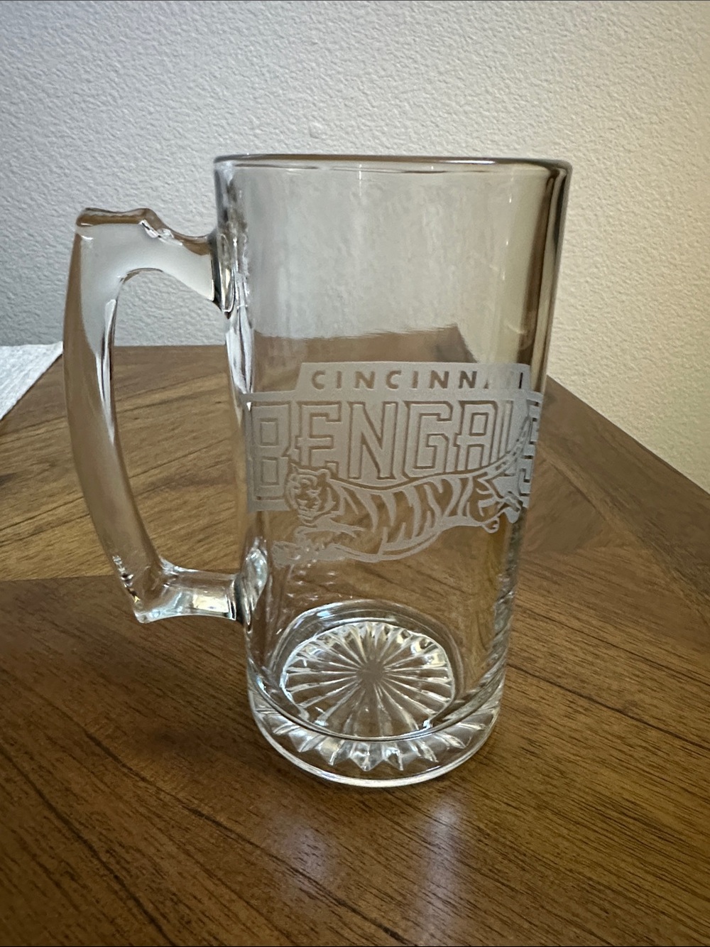 Cincinnati Bengals etched glass beer mug with a star-burst bottom.